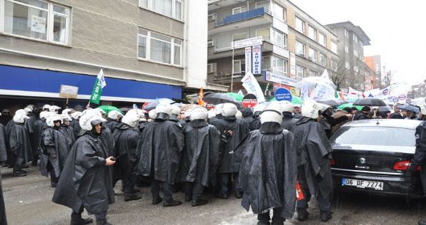 Memur-Senden Toplu Sözleşme Yasa Tasarısına, Yağmur ve Polis Engeli Eşliğinde Protesto
