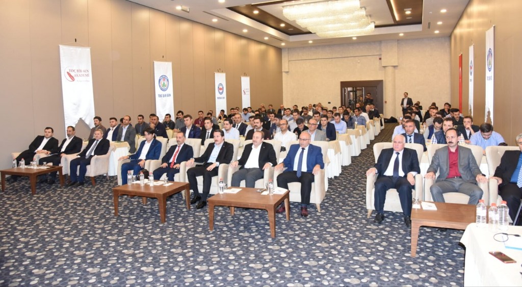 ALANINDA UZMAN EĞİTİMCİ VE AKADEMİSYENLER TOÇ BİR-SEN AKADEMİ'DE GENÇLERLE BULUŞTU