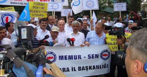 Memur-Senden Çin Büyükelçiliğine Siyah Çelenk!