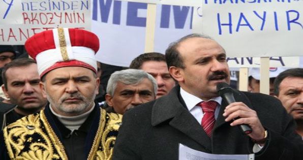 FRANSAYA SİYAH ÇELENKLİ PROTESTO