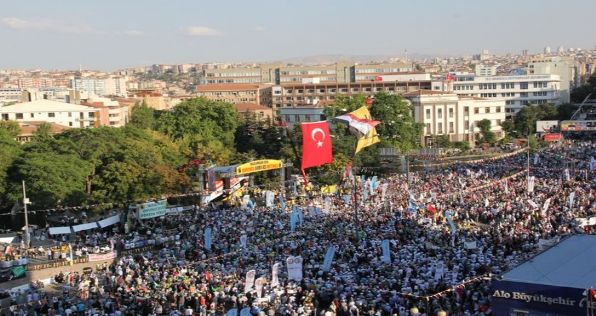 Yüz Binler "Mısır İçin Direniş İnsanlık İçin Diriliş" Mitinginde Buluştu