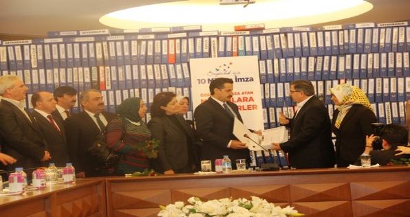 12 Milyon 300 Bin İmza Bakan Çelike Teslim Edildi
