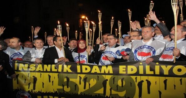 BM Önünde Darağacı Yaktık